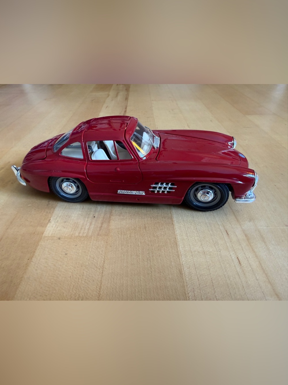 1954 Mercedes-Benz 300SL Coupe Red 1:24Scale Diecast Model Car- Burago *MINT*